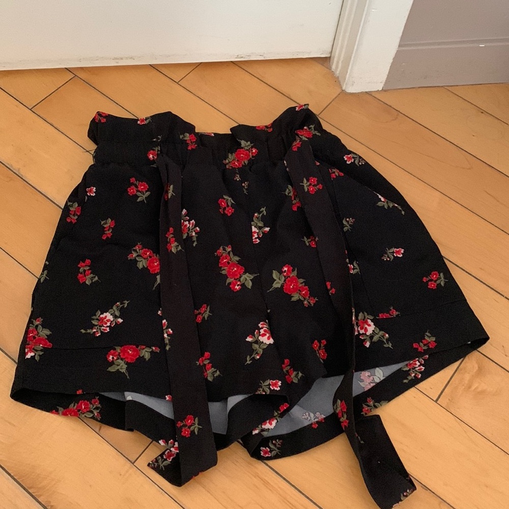 Black chic shorts with flowers